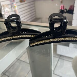 Pinza negra con piedra
